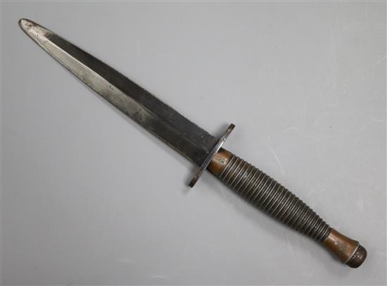 A World War II Fairburn Sykes 3rd pattern commando fighting knife, broad arrow mark stamped 2. L 28cm